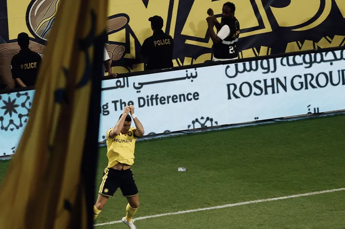 رونالدو يسجل هاتريك ويقترب من الهدف الألف في فوز النصر على الخلود