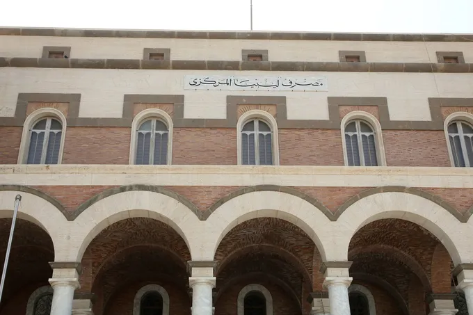 تسلّم أبوخزام قيادة مصرف ليبيا المركزي وسط تقارير عن اقتحام مقرّه وبوادر انقسام