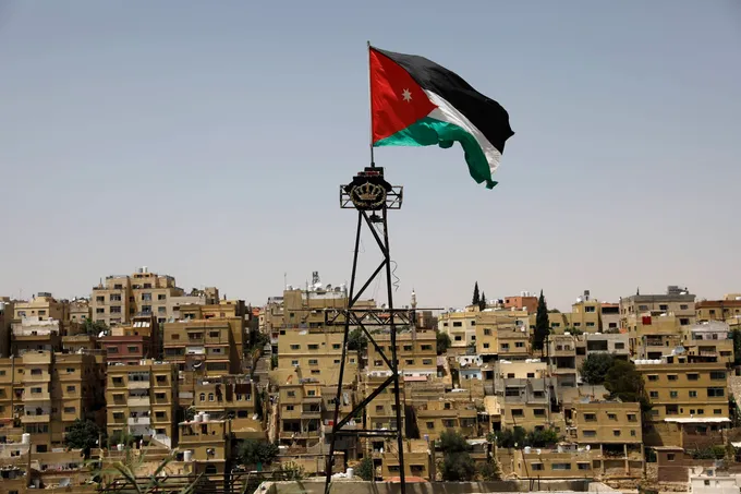 الأردن يعترض صواريخ إيرانية فيما تتعرض البحرين والكويت لتهديدات جوية مماثلة