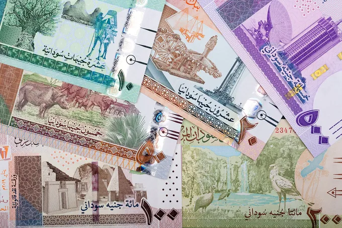 البنك المركزي السوداني يسحب 6 فئات نقدية من التداول وسط انهيار الجنيه