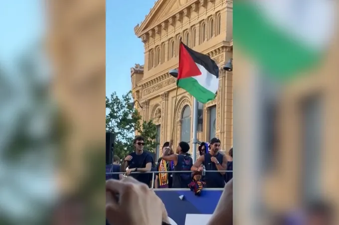 تحفظ فليك على تلويح يامال بالعلم الفلسطيني يُثير جدلاً بين الرياضة والسياسة