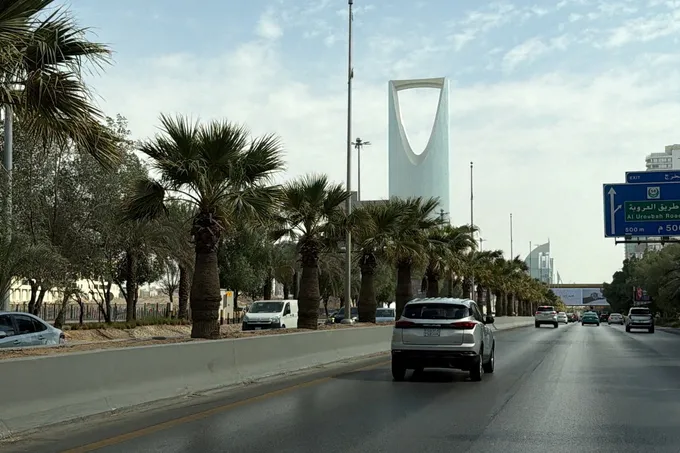 تصعيد حوثي سعودي: هجمات على الرياض وأبها وعدن