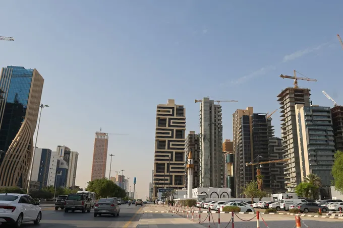 الحوثيون يستهدفون مطار الرياض والمنشآت النفطية السعودية بصواريخ باليستية ومسيّرات