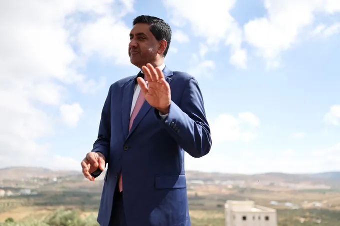 مستوطنون إسرائيليون يحتجزون نائباً أمريكياً في الضفة الغربية والجيش الإسرائيلي متهم بالتواطؤ
