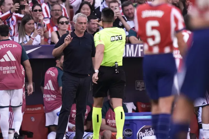 أتلتيكو يهزم ريال مدريد 2-1 في ديربي العاصمة ومورينيو يشنّ هجوماً على التحكيم
