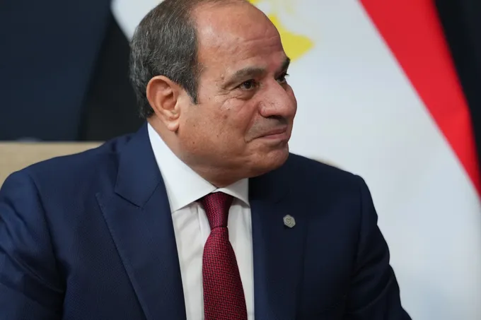 السيسي يحذّر من المساس بحقوق مصر المائية ويكشف خسائر قناة السويس