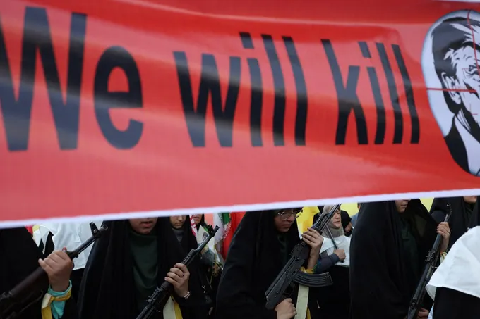 الحرس الثوري يهدد بـ«تغيير جغرافيا الحرب» وأسلحة جديدة إذا هاجمت أمريكا إيران