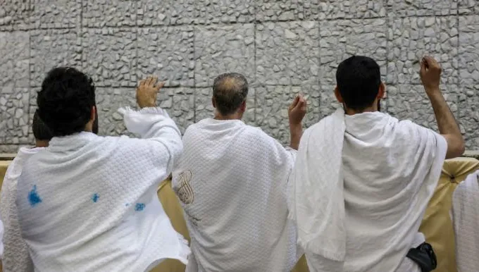حجاج بيت الله يحيون أول أيام التشريق برمي الجمرات في منى
