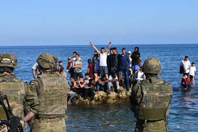 استطلاع: غالبية الإسبان يحمّلون المغرب مسؤولية أزمة سبتة وينتقدون تعامل سانشيز معها