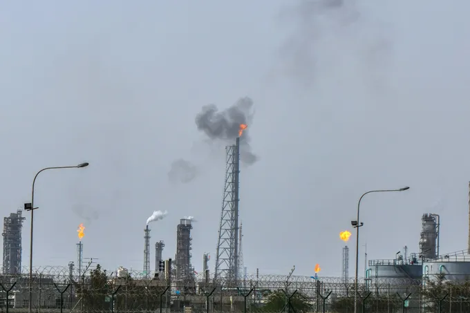 غولدمان ساكس يتوقع تجاوز برنت 120 دولاراً إذا استمرت اضطرابات مضيق هرمز