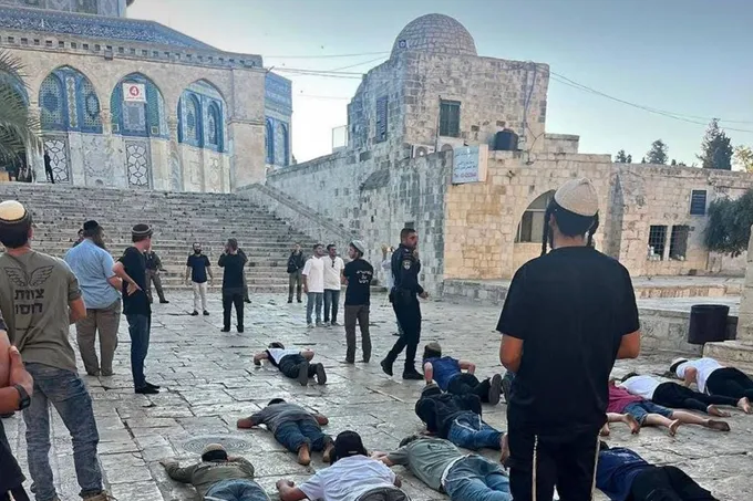 أكثر من ألف مستوطن يقتحمون الأقصى وسموتريتش يدعو إلى حرب في الضفة