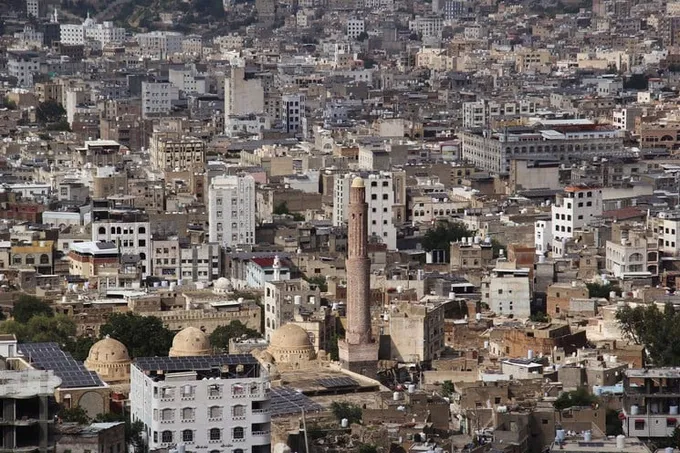 معارك تعز تتصاعد وسط حصار حوثي وتقدم للقوات الحكومية