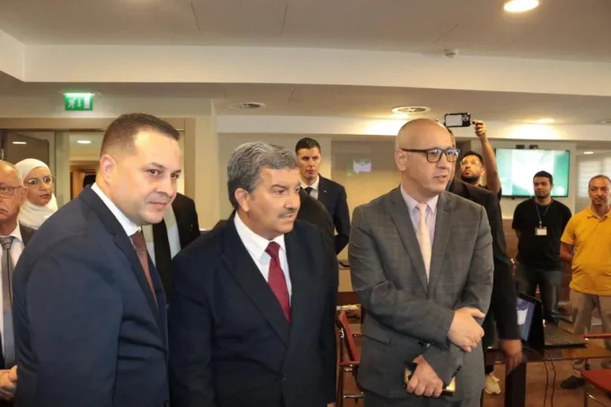 الجزائريون يصوتون لاختيار برلمان جديد ونسبة المشاركة التحدي الأكبر