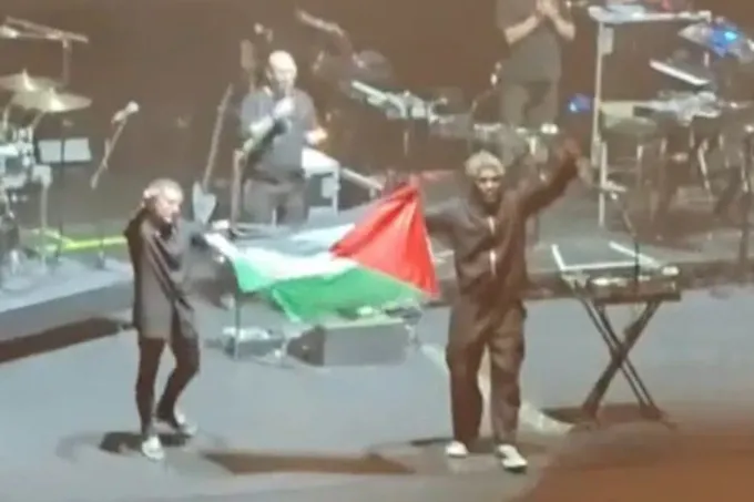 سنغافورة تحظر فرقة «ماسيف أتاك» البريطانية بعد رفع أعضائها العلم الفلسطيني على المسرح