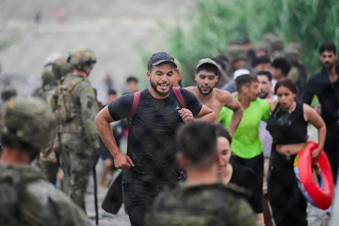 عشرات الآلاف يعبرون من المغرب إلى سبتة في موجة غير مسبوقة وأوروبا تنقسم حول الاستجابة