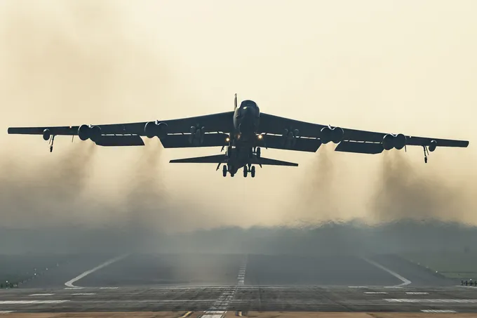 مقتل طاقم قاذفة «بي-52» الأمريكية إثر تحطمها بعد إقلاعها من قاعدة إدواردز في كاليفورنيا