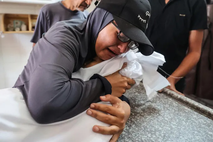 إسرائيل تعتقل مسؤولاً كبيراً في حماس وسط غارات تودي بحياة مدنيين في غزة