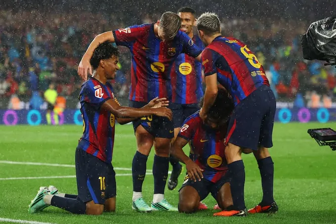 برشلونة يسحق راسينغ سانتاندير بسباعية ويتصدر الدوري الإسباني