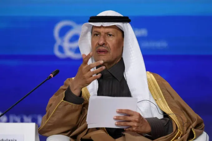 صادرات النفط السعودية تتجاوز 5.5 مليون برميل يومياً رغم الهجمات وتراجع فائض الميزان التجاري 21%