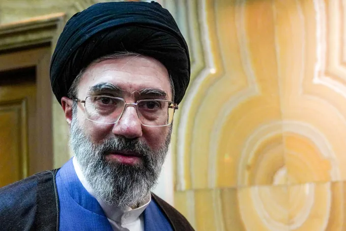 مجتبى خامنئي يشترط تحقق مطالب طهران قبل أي تفاوض مع واشنطن