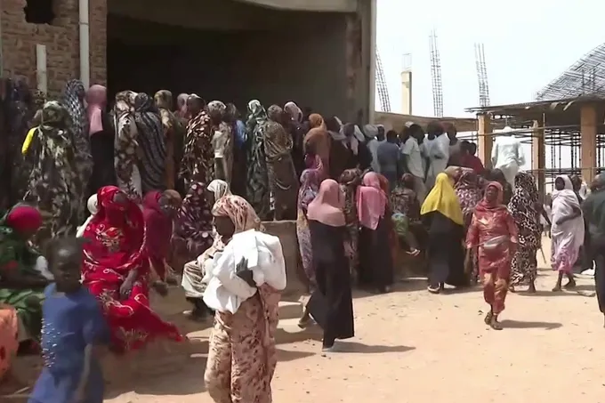 الأبيض تغرق في أزمة نزوح وجوع مع تقليص «الأغذية العالمي» مساعداته 50%