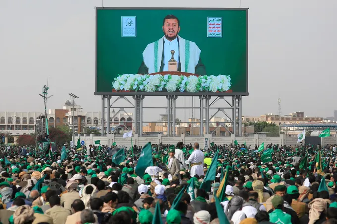 الحوثيون يستهدفون قاعدة عسكرية في شرورة بصواريخ ومسيّرات وسط تصاعد المواجهات مع السعودية