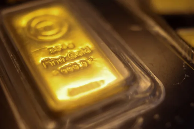 الذهب يتراجع عالمياً مع ترقب البيانات الأمريكية وسط استقرار نسبي في السوق المصرية