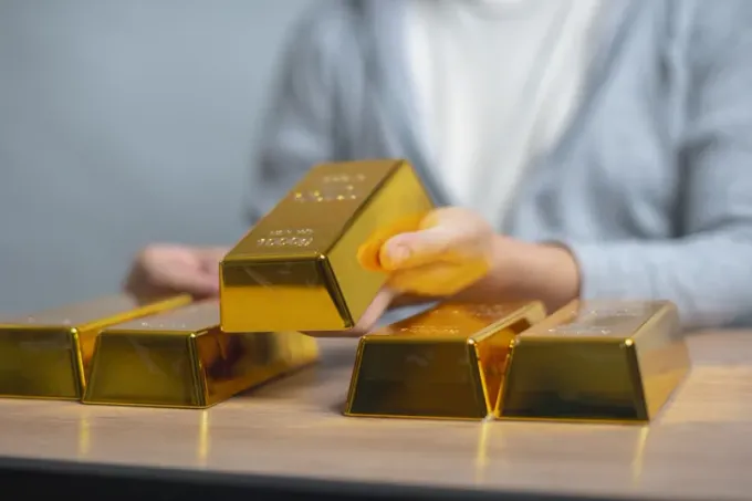 الذهب يبلغ ذروة أسبوعين مع ترقب قرار الفيدرالي الأمريكي وتوترات مضيق هرمز