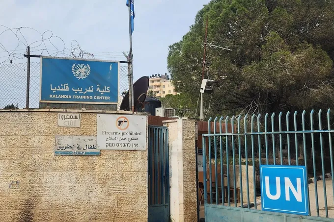 إسرائيل تستولي على مركز قلنديا للأونروا في القدس وتبدأ هدم منشآتها