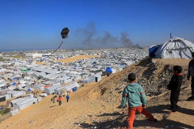 مجلس السلام يصنّف الطائرات الورقية في غزة «نشاطاً مسلحاً» وسط جدل حول تبنّي الرواية الإسرائيلية