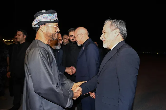 إيران وعُمان تبحثان الترتيبات المستقبلية لإدارة مضيق هرمز