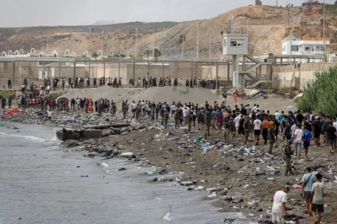 المغرب يوقف عشرات المهاجرين قرب سبتة في محاولة عبور جماعية جديدة