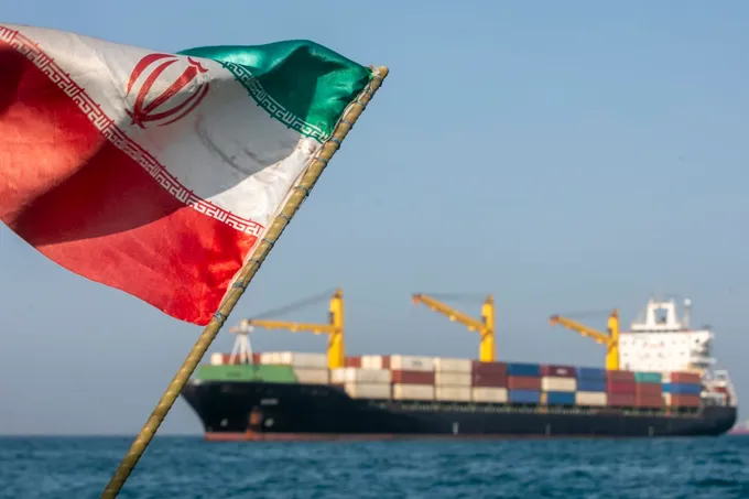 إيران تتمسك بشروطها لفتح مضيق هرمز وسط مفاوضات مع عُمان وتوتر مع واشنطن
