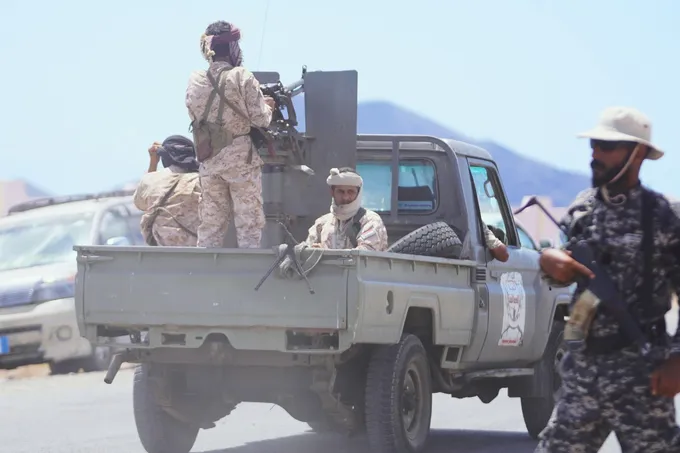 صاروخان حوثيان يستهدفان مطار عدن الدولي وإخلاء المطار قبل دقائق من هبوط رحلة قادمة من القاهرة