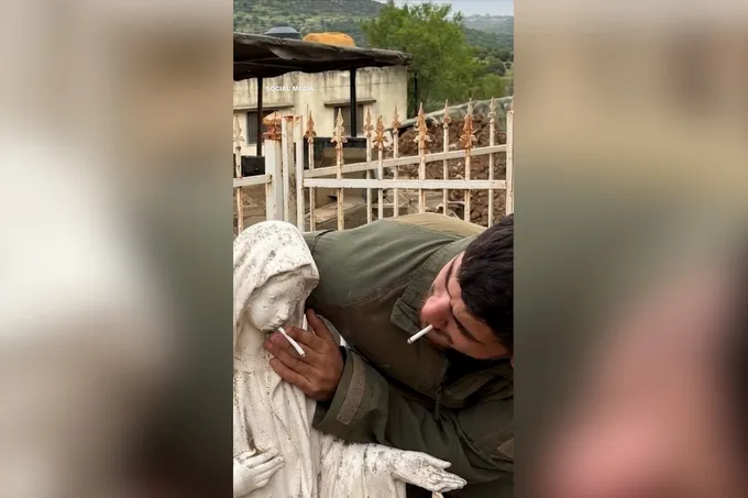 جندي إسرائيلي يدنس تمثالاً دينياً في لبنان