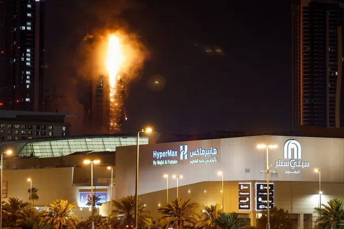إيران تقصف الكويت والبحرين بصواريخ ومسيّرات رداً على الضربات الأمريكية
