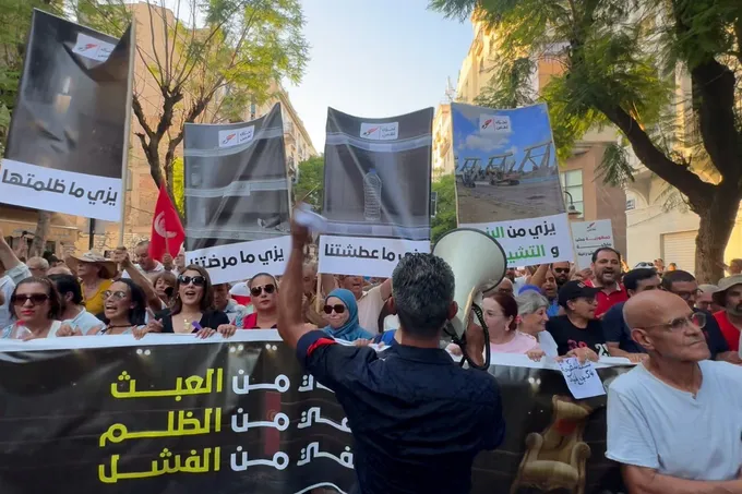 مئات يتظاهرون في تونس مطالبين برحيل سعيّد وتحسين الأوضاع المعيشية