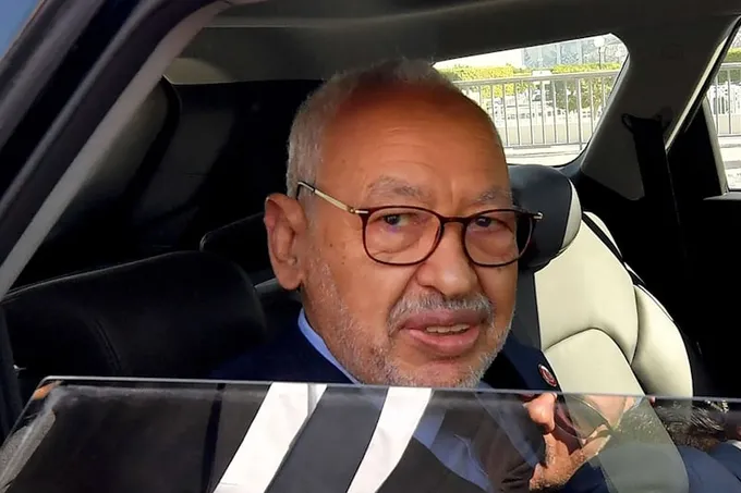 الغنوشي يضرب عن الطعام احتجاجاً على عزله في المستشفى