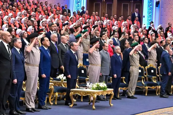 السيسي يحذر من استمرار مخططات إسقاط الدولة المصرية وينفي عسكرة مؤسساتها