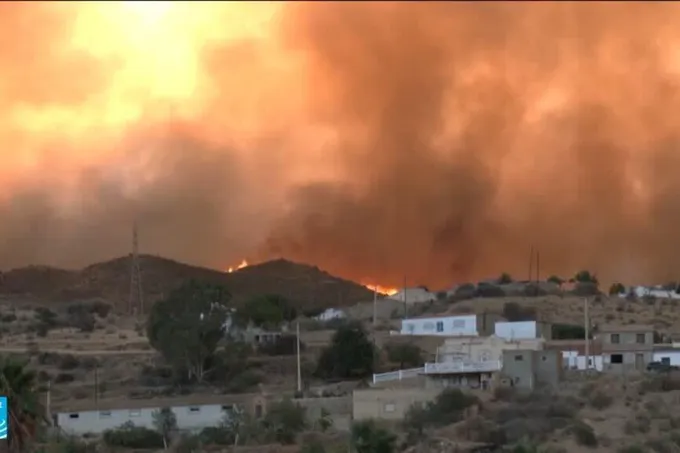 حرائق غابات الأندلس تودي بحياة أكثر من 11 شخصاً وتُجلي المئات جنوب إسبانيا