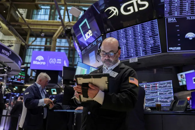 الأسواق العالمية تتفاعل مع الاتفاق الأميركي-الإيراني: النفط يهبط 4% والأسهم ترتفع قياسياً