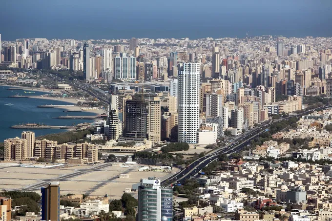 الدفاعات الجوية الكويتية تتصدى لهجمات بالصواريخ والمسيرات