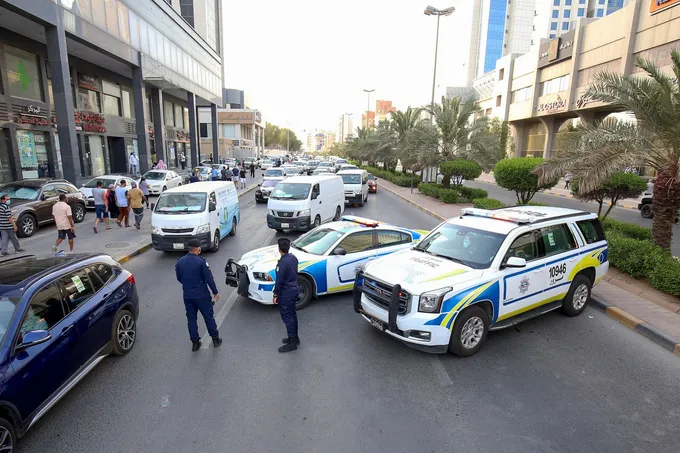 الكويت تضبط 5 مقيمين استغلوا مشروعاً خيرياً لجمع تبرعات عينية وبيعها لمصلحتهم الشخصية