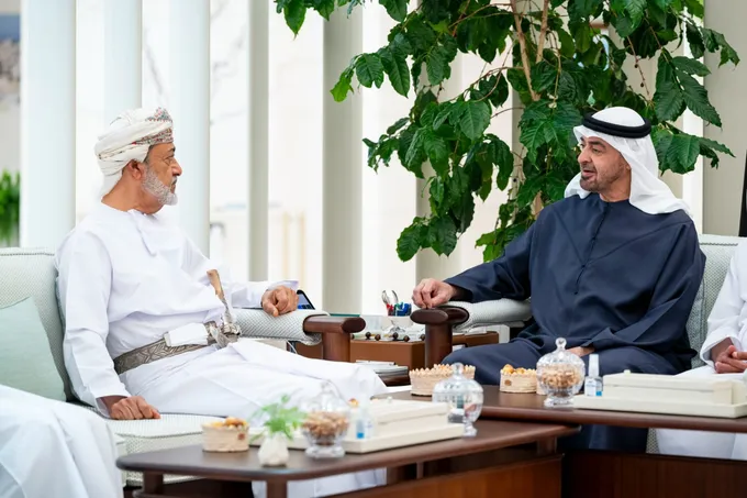 محمد بن زايد وسلطان عُمان يتشاوران حول التطورات الإقليمية