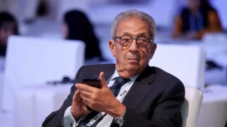 عمرو موسى يحذر من توسع الحرب ويدعو لقمة عربية طارئة