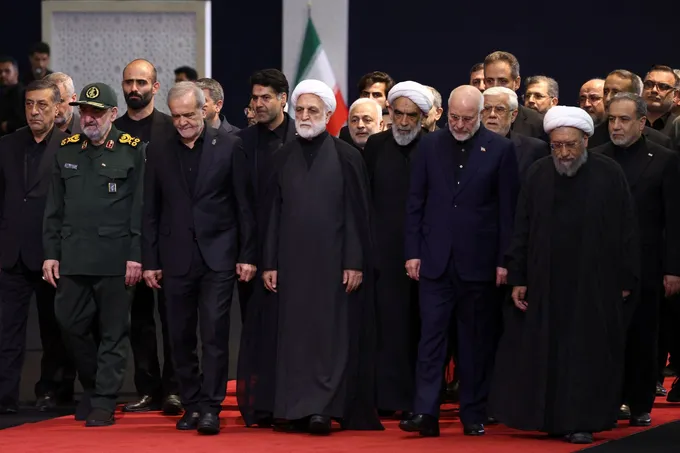 إيران تشيّع خامنئي في جنازة تاريخية تمتد أسبوعاً وسط رايات الثأر وتحذيرات أمنية
