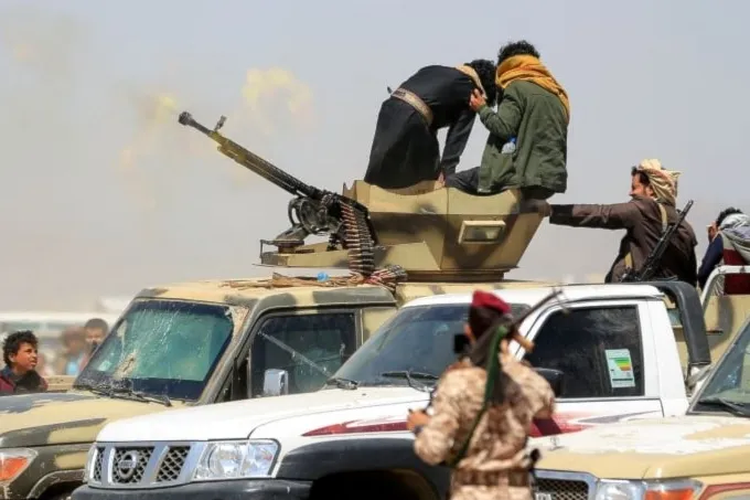 أنصار الله تهدد بإغلاق باب المندب وهجوم على ناقلة قبالة سواحل اليمن