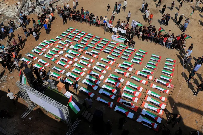 غزة تُشيّع 112 ضحية من مجزرة الصبرة في أكبر جنازة جماعية منذ بدء الحرب