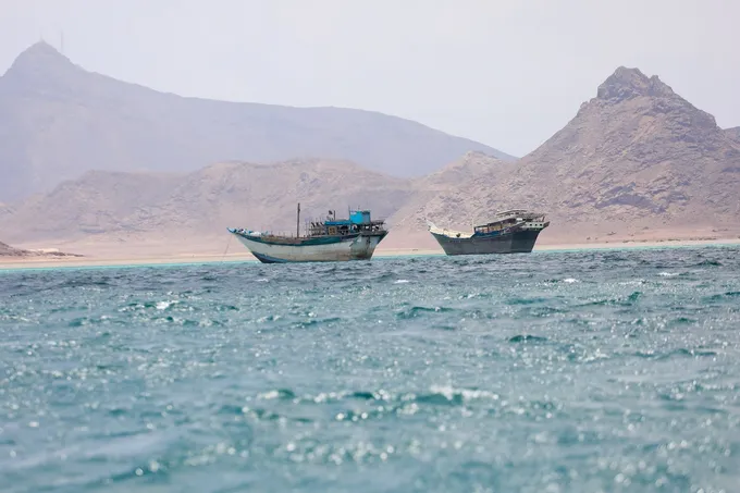 إيران تطلب من الحوثيين الاستعداد لإغلاق باب المندب رداً على أي ضربة أمريكية