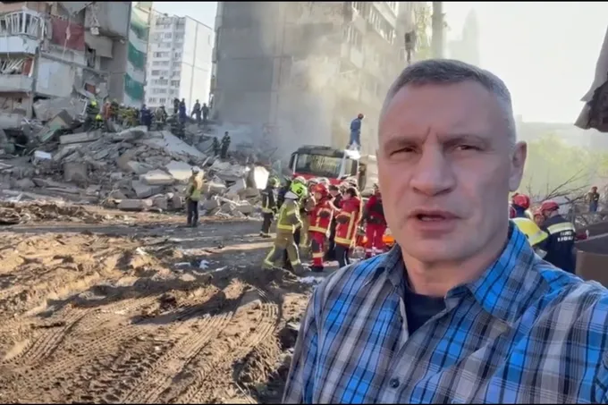 ضربات روسية مكثفة على كييف بعد انتهاء الهدنة: بين توثيق الضحايا والرواية الروسية المضادة